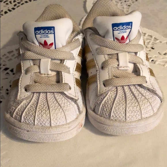 ADIDAS GOLD AND WHITE SUPERSTAR BABY SHOES 4K - Picture 2 of 8